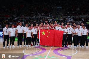 开云下载-媒体人：以团队为先&amp;不计较个人数据 正是这支中国男篮最宝贵品质
