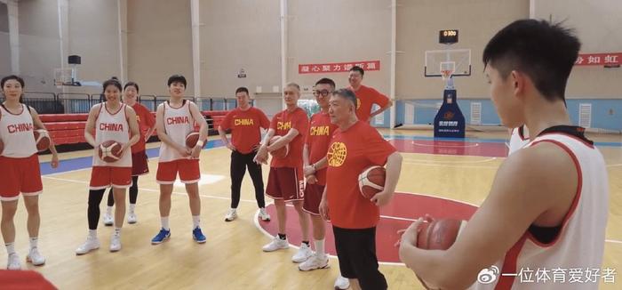 kaiyun-教师节韩旭给宫鲁鸣送花！王治郅特训韩旭脚步，郑薇收到爱徒鲜花